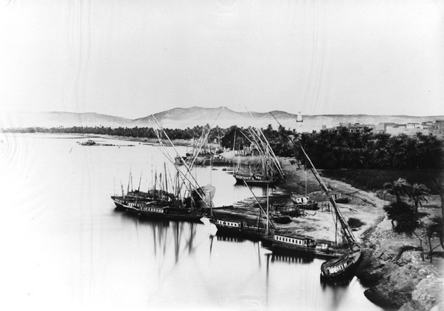 beato-c1890-aswan-landingstagewithboats.jpg